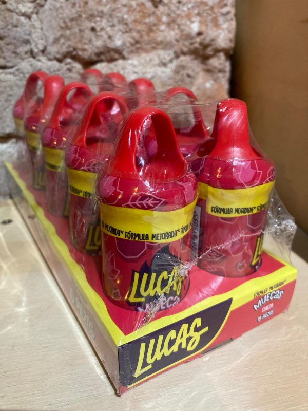 Lucas muecas cereza en tienda mexicana en Barcelona