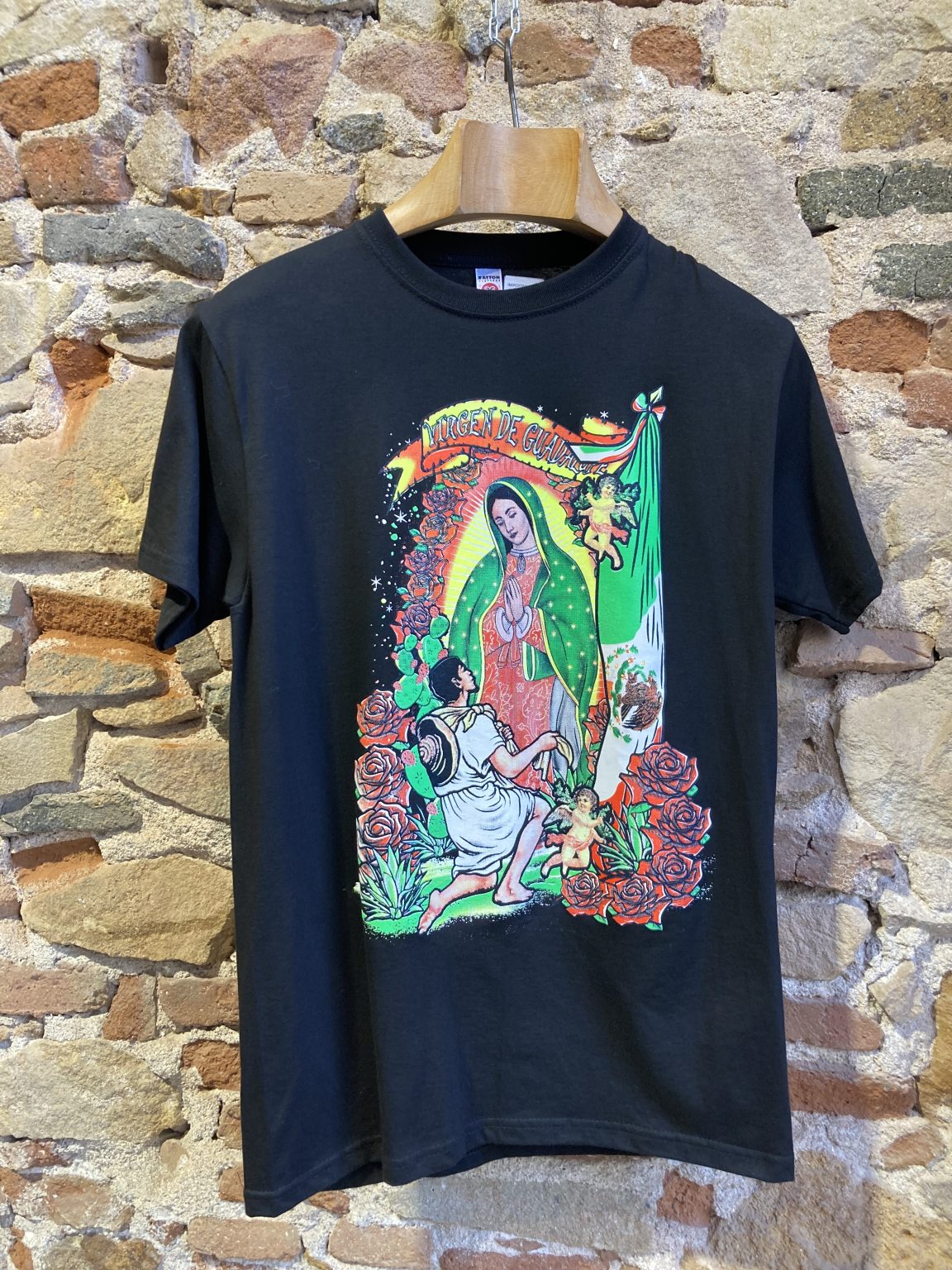 Camiseta con bandera de México y virgen de Guadalupe en tienda en Barcelona
