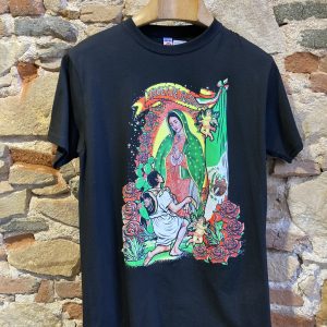 Camiseta con bandera de México y virgen de Guadalupe en tienda en Barcelona
