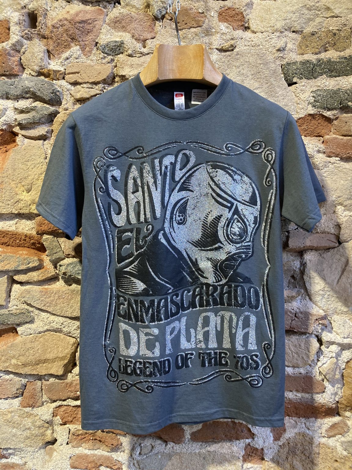 Camiseta de El Santo en tienda mexicana en España