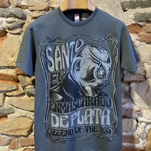 Camiseta de El Santo en tienda mexicana en España