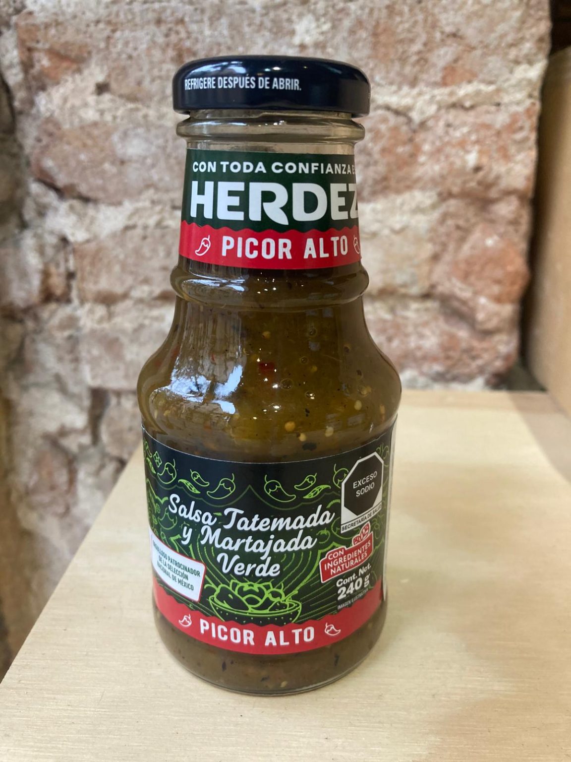 Salsa tatemada y martajada en tienda mexicana en Barcelona
