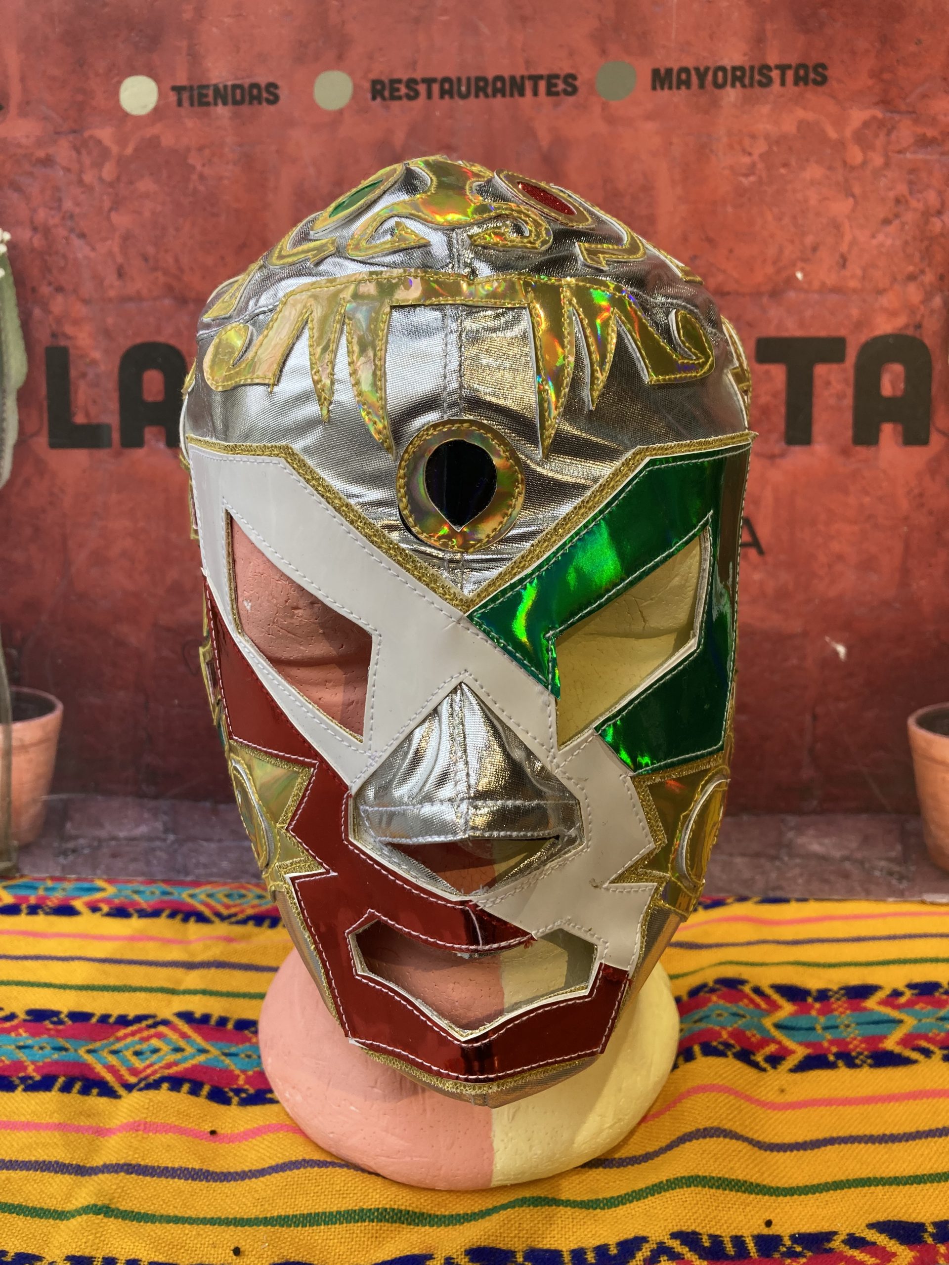 Máscara de lucha libre mexicana en tienda en Barcelona