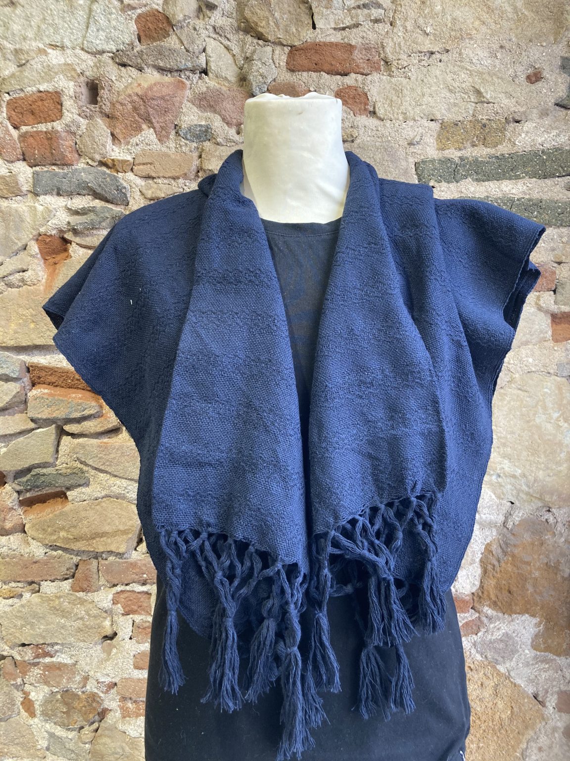 Elegante rebozo en tienda mexicana en Europa