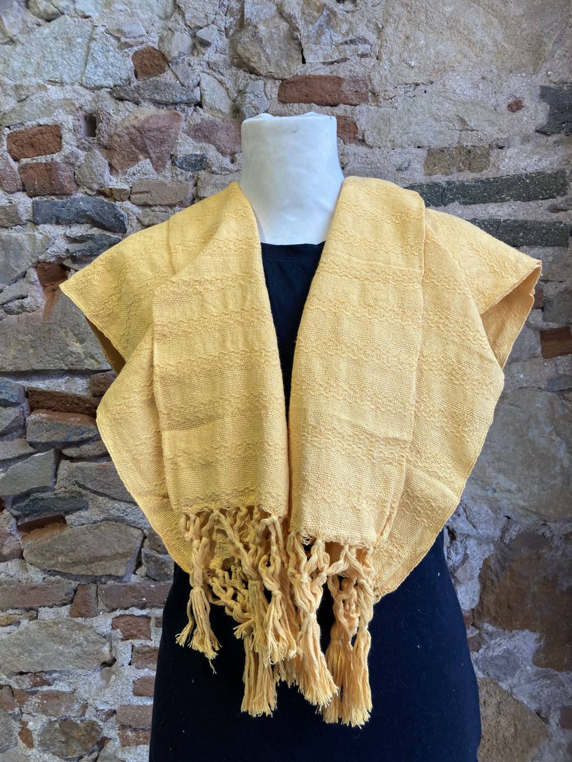 Elegante rebozo en tienda mexicana en Barcelona