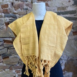 Elegante rebozo en tienda mexicana en Barcelona