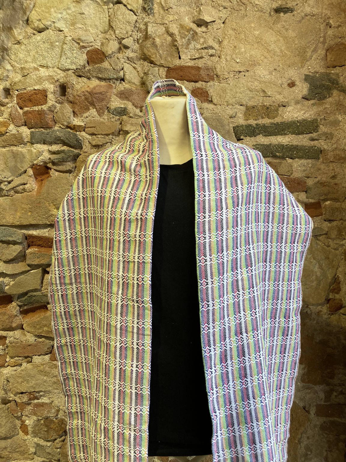 Bonito rebozo en tienda mexicana en Europa