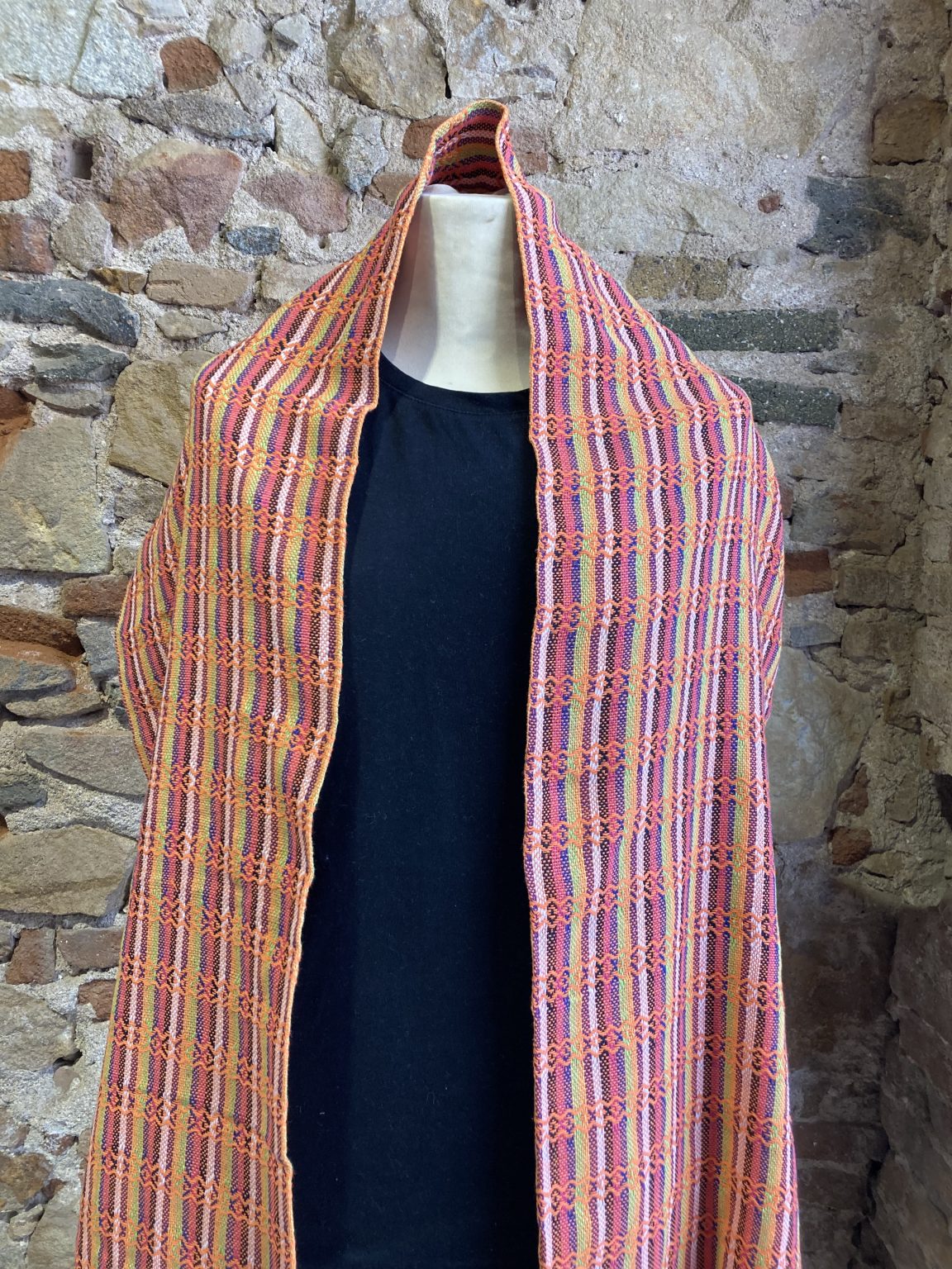 Rebozo colorido en tienda mexicana en Europa