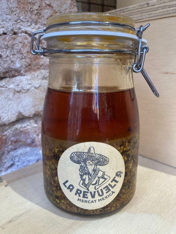 Salsa macha artesanal en tienda en Barcelona
