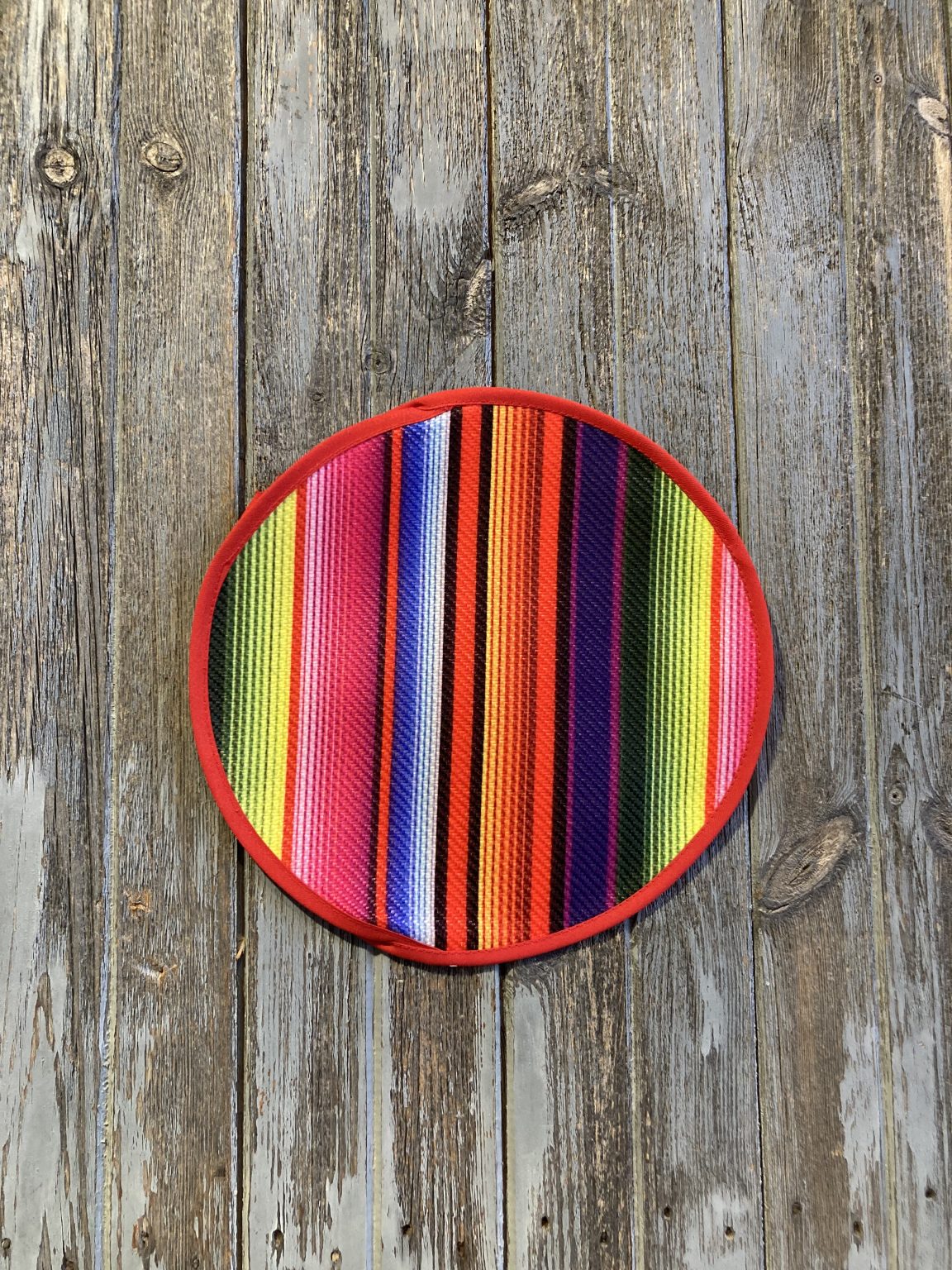 Tortillero artesanal en tienda especializada en productos mexicanos en España